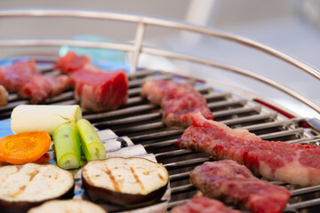 バーベキューで焼けていく肉と野菜