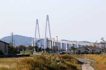 大きな橋と山の風景