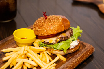 肉厚なハンバーガーとポテトフライ