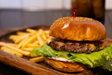 肉厚なハンバーガーとポテトフライ