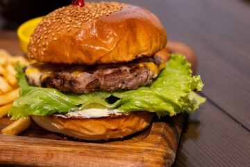 肉厚なハンバーガーとポテトフライ