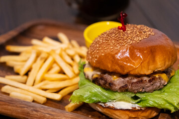 肉厚なハンバーガーとポテトフライ