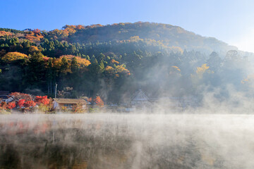 Obraz premium 秋の早朝の金鱗湖 大分県由布市 Autumn Kinrin Lake in the early morning Ooita-ken Yufu city