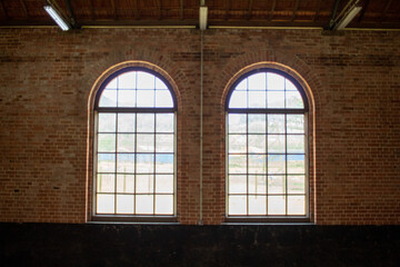 Fototapeta na wymiar grandes janelas de estação ferroviaria