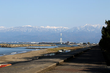 海岸沿いの散歩道と北アルプス山脈