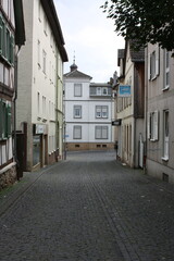 Fototapeta na wymiar Altstadtgasse in Bad Nauheim mit Kopfsteinpflaster