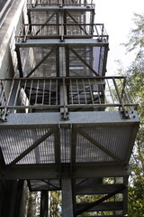 Stahltreppe mit Gitterrosten an einem Gebäude