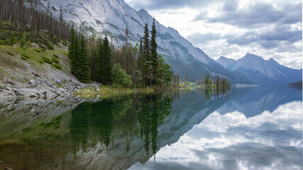 Fototapeta na wymiar lake near the Canadian Mountains
