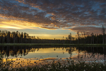 Sonnenaufgang an einem See in Finnland, Nähe Kajaani