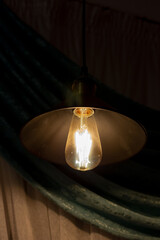 Lamp with a vintage incandescent lamp