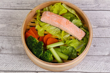 Steamed salmon with vegetables