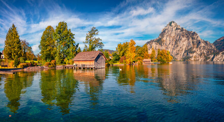 Fototapeta na wymiar Exciting morning view of Traunsee lake with Traunstein peak on background. Majestic autumn scene of Austrian alps, Europe. Traveling concept background.
