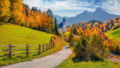 Foto op Aluminium Iconisch beeld van Beieren met Maria Gern-kerk met Hochkalter-piek op achtergrond. Zonnige herfstscène van de Alpen. Mooi landschap van het platteland van Duitsland. Prachtig herfstlandschap. © Andrew Mayovskyy