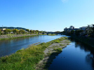 Fototapeta na wymiar 京都の鴨川と街の風景