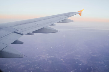 Obraz premium Landscape photography from the air with an airplane wing at sunrise