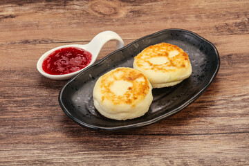 Cottage cheese pancakes with strawberry jam