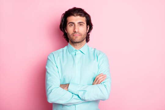 Photo portrait of man with folded arms isolated on pastel pink colored background