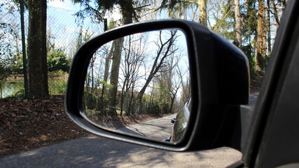 Guidare la propria auto in campagna in inverno