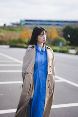Fototapeta premium 空港の公園にいる女性