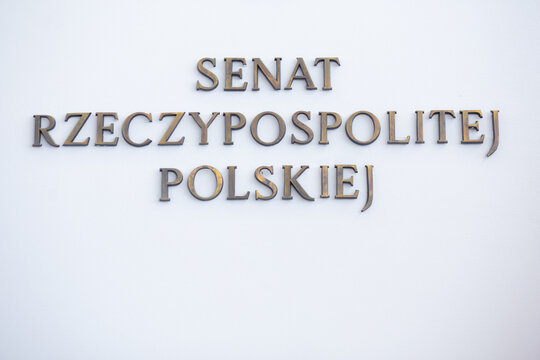 Senat Rzeczypospolitej Polskiej logo herb z flagami Polski i Unii Europejskiej na tle białej ściany