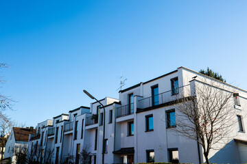 Fototapeta na wymiar Wohnhäuser in einer Reihe, Reihenhäuser, blauer Himmel