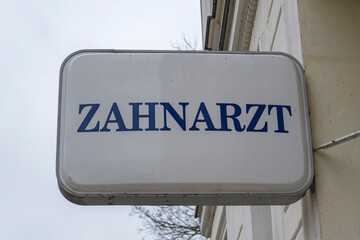 Ein Hinweisschild  für eine Zahnarztpraxis