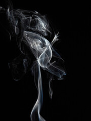Obraz premium White natural steam smoke effect on solid black background with abstract blur motion wave swirl use for overlay in pollution, vapor cigarette, gas, dry ice, warm hot food, boil water smoke concepts