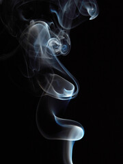 Obraz premium White natural steam smoke effect on solid black background with abstract blur motion wave swirl use for overlay in pollution, vapor cigarette, gas, dry ice, warm hot food, boil water smoke concepts