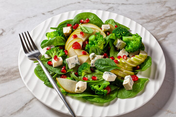 pear salad with blue cheese and greens