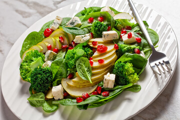 pear salad with blue cheese and greens