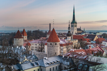 Obraz premium Aerial view from Patkuli viewing platform of Tallinn Old Town in a beautiful winter evening, Estonia. The classic Iconic view of the city that everyone recognises.