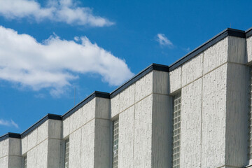 Fototapeta na wymiar Gebäude vor blauem Himmel