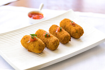 bolinhos de bacalhau servido no prato