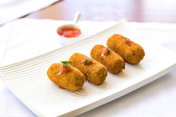 bolinhos de bacalhau servido no prato