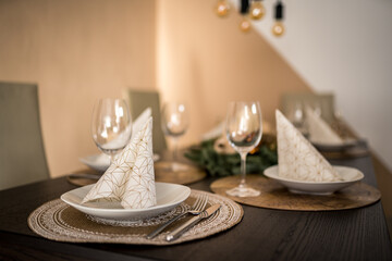 Tischdekoration zu Weihnachten mit einem Adventskranz 