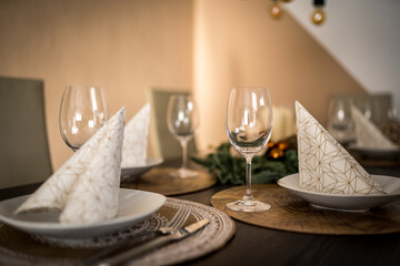 Tischdekoration zu Weihnachten mit einem Adventskranz 