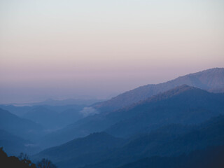 Obraz premium Misty mountains and morning light
