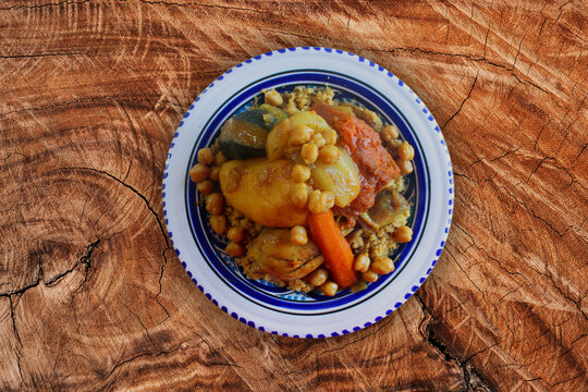 Cuisine tunisienne, d&eacute;licieux couscous de poulet &eacute;pic&eacute; et aux l&eacute;gumes