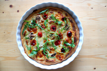 Pizza sauce blanche, mozzarella, tomates cerises et roquette