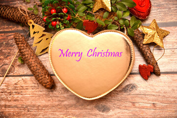 decorazioni natalizie con cuore di colore oro e ornamenti per la festa del natale