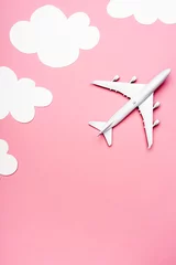 Photo sur Plexiglas Avion top view of white plane model on pink with clouds