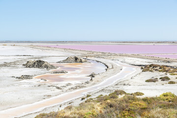 Paysage de salins de Camargue en France en été