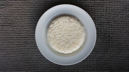 weißer Teller mit geformtem Reis