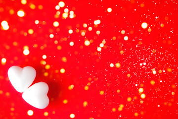 Obraz premium Two white hearts on bright red background. Valentine's day card.