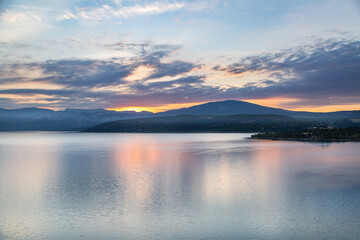 Fototapeta na wymiar Coucher de soleil sur le lac Saint Croix du Verdon
