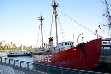 Naklejka premium New York, NY, USA - JUNE 2, 2019: Pier 15 at East River Esplanade