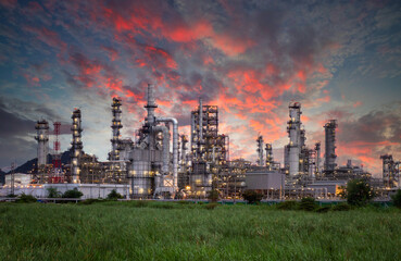 Industry Overview The refinery is an industrial area with sunrise and cloudy skies, oil and natural...