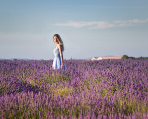 Jeune fille blonde dans le champ de lavandes en Provence en été, France