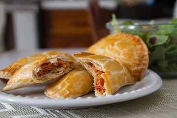 Empanadas rellenas de atún ahumado guisado 