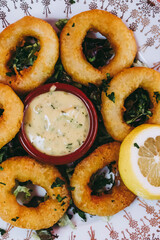 Assiette de beignets de calamar avec de la sauce tartare et du citron